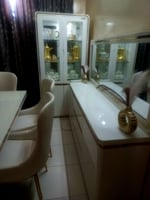 Ensemble salle à manger moderne avec table, 6 chaises et buffet assorti