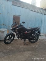 Moto Honda SP 125 noire, quasi neuve, excellent état