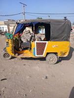 Tuk-Tuk Bajaj fiable et économique prêt à l'emploi