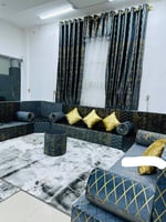 Salon saoudien neuf avec miroir, tapis et rideaux