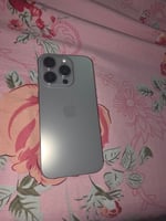 iPhone 15 Pro 1 an, excellent état, toutes fonctions OK