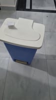 Poubelle plastique haute à pédale bleu et blanc en bon état