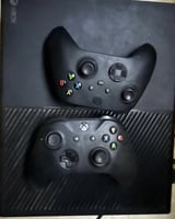 Console Xbox One avec 3 manettes en bon état