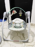 Balancelle bébé confortable avec harnais et jouets suspendus