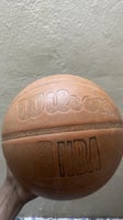 Ballon de basket légèrement utilisé