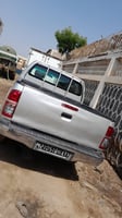 Toyota Hilux 2011 gris en bon état