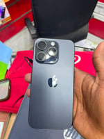 iPhone 15 Pro Titane Noir 128 Go en très bon état