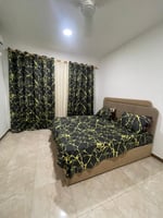 Lit queen avec son matelas et armoire 4 portes en excellent état
