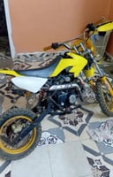 Moto cross jaune en parfait état