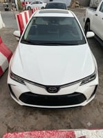 Toyota Corolla 2022 blanche, berline neuve avec toit ouvrant
