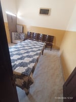 Grande table de repas avec 6 chaises en bon état