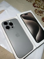 iPhone 15 Pro 128 Go en excellent état batterie 80%
