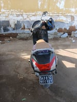 Moto Honda Activa gris en bon état