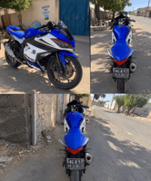 Moto sportive bleu blanc noir en très bon état, prête à rouler