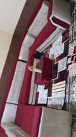 Salon moderne spacieux avec table, rideaux et tapis en excellent état