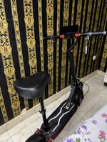 Trottinette électrique avec siège, écran digital et freins à disque