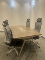Ensemble Salle de Réunion : Table bois clair + 4 chaises ergonomiques neuves