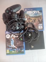 PlayStation 4 avec 2 manettes et jeux FIFA 2024
