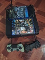 PlayStation 4 quasi neuve avec 3 jeux et manette