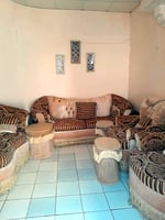 Salon traditionnel complet beige et marron en tissu avec coussins décoratifs