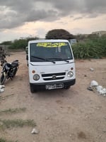 Moto Bajaj Tata disponible sans chauffeur