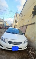 Toyota Corolla 2009 blanche, climatisation, état à revoir