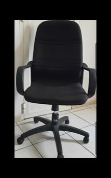 Chaise de bureau noire et confortable