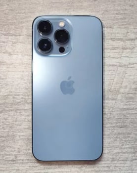iPhone 13 Pro bleu en excellent état