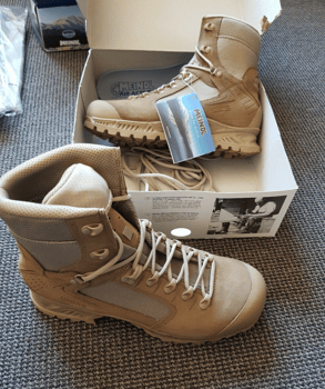 Chaussures militaires françaises neuves, taille 44, avec lacets supplémentaires