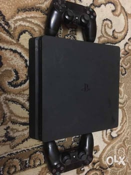 PlayStation 4 en excellent état avec manettes et disque