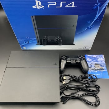 Console de jeu PS4 avec manette et jeu de voiture