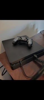 PS4 Slim 500Go avec manette et 2 jeux