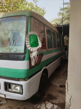 Mitsubishi Bus avec personnel à louer