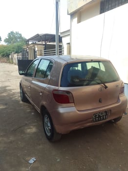 Toyota Vitz en excellent état, pneus et amortisseurs neufs