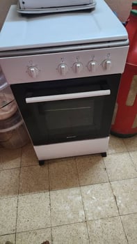 Cuisinière à gaz neuve, jamais utilisée avec gaz inclus