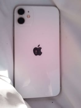 iPhone 11 en excellent état, prix négociable