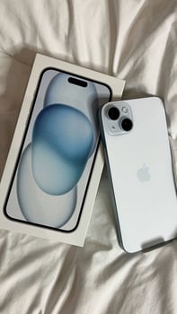 iPhone 15 bleu, 128Go, état neuf, prix négociable