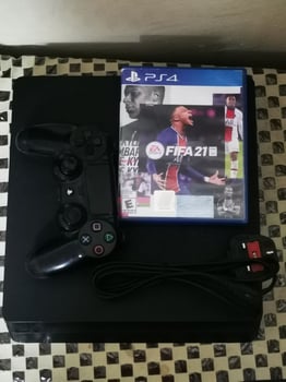 PS4 Slim avec FIFA21 inclus