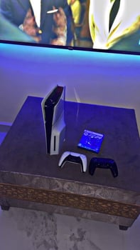 PS5 Slim avec 2 manettes et FIFA 24 - 4 mois d'utilisation