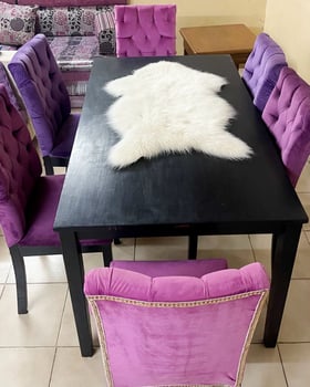 Table à manger 6 chaises avec un tapis rouge turque