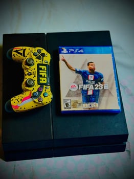 PlayStation 4 avec manette et FIFA 23 - 40 000 DJF