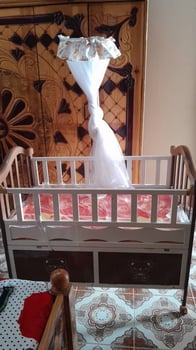 Lit de bébé en bois, comme neuf, avec rangements et moustiquaire