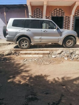 Mitsubishi Pajero, climatisée, en bon état