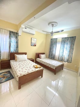 Chambre Lit double (2 personnes, avec toilette privée) – Darderee Guest AppartHotel