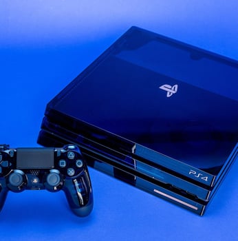 PS4 Pro avec 2 manettes et FIFA 21