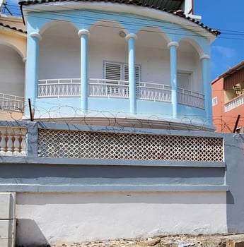 Duplex F5 bien situé pour clinique/bureau/salon de beauté à Gabode