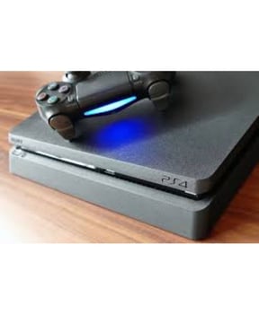 PlayStation 4 Slim avec manette et FIFA 22