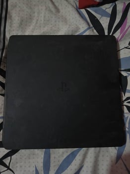 PS4 Slim en parfait état à vendre