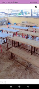 Lot de 8 tables et chaises pour salle de classe, bon état