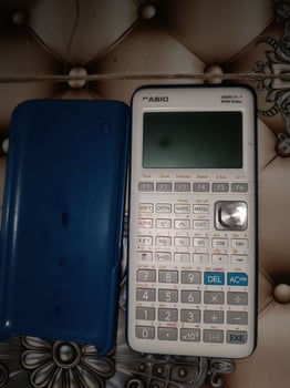 Casio Graph 25+ E et Texas Instruments TI-82 Advanced.